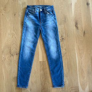 AMERICAN EAGLE OUTFITTERS blue jeans